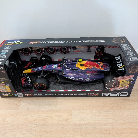 Maisto Red Bull Racing RB19 RC Car - Purple and Red